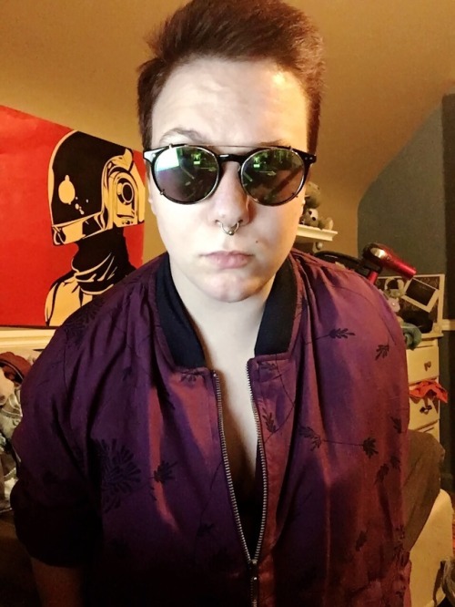 sapphicsupergirl:mood: bomber jacket with nothing but a bra underneath, sunglasses inside, don’t giv