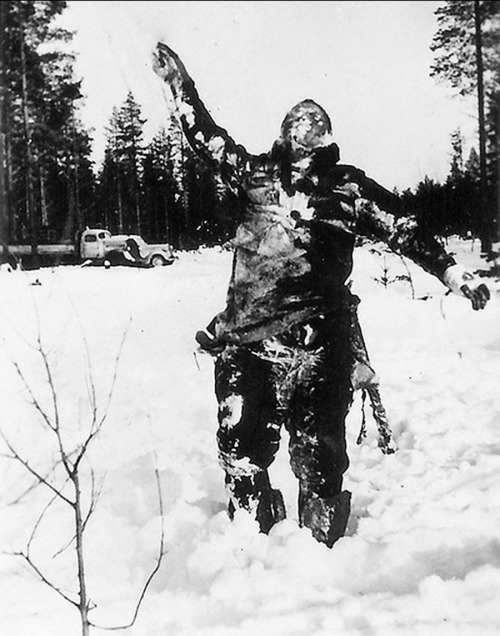 visionsoftheemeraldbeyond: Dead Russian soldier propped upright by Finnish troops during the Winter 