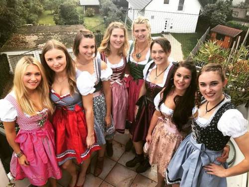 >> Even more sexy Dirndl Babes