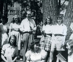 trash-cola:  Vladimir Nabokov with a bunch of school girls in 1948
