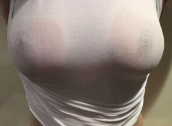 hazel-xxo:  Its not a ‘Topless’ Tuesday but I do like this wet t-shirt photo 😉 💋