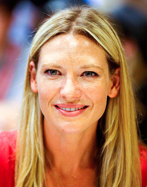 celoewe:  Happy 35th birthday Anna Torv - 07.06.1979 :-) 
