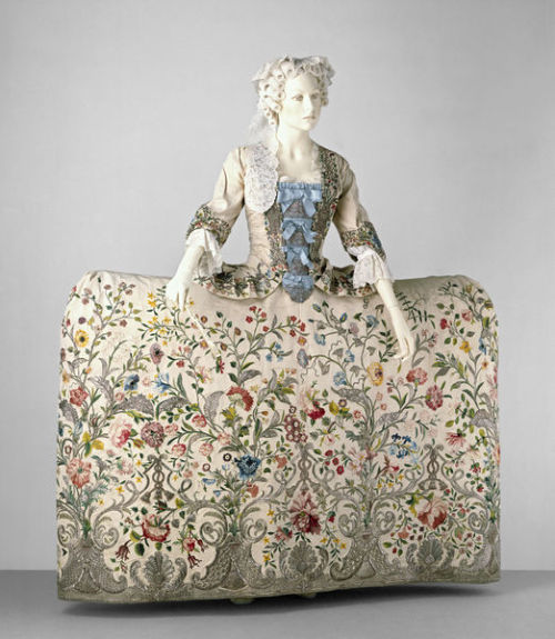 hierophilic:coolartefact:c. 1740 English court dress/manuta with Rococco style botanical embroidery 