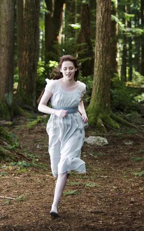 emotwilights: costumeloverz71:Bella Swan (Kristen Stewart) Light blue vision dress.. Twilight (2008)