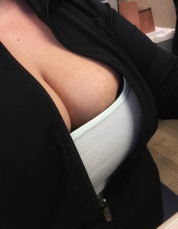 smushedbreasts:  Smushed in a tight bra!!