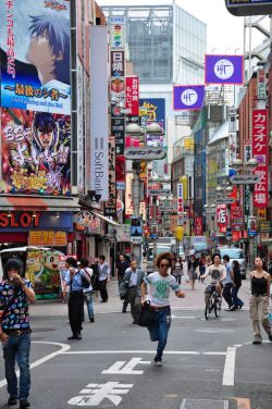 mouseofzipang:  mystic-revelations:  Tokyo Street By puntxote  Okay can I just say something?  Top left hand corner, Kaworu is saying 「パチンコも最高だね。」“Pachinko is also the Best” But one of the letters is cut off on the photo