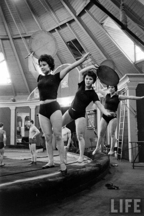 Moscow Circus school(Howard Sochurek. 1959?)