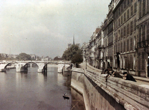 Quai d'Orleans, on the Ile Saint Louis, Notre Dame with back and left off the Eiffel Tower. Besides 