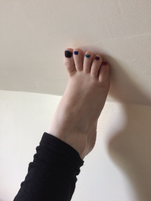 ellessexyfeet: More stretches in black with multi coloured toes