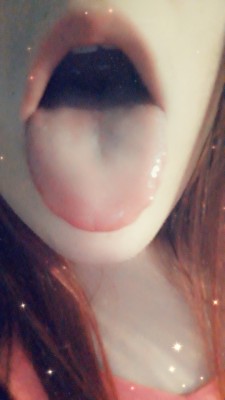 tonguesandothershit:  I heard you lot like tongues…so here’s mine 💜