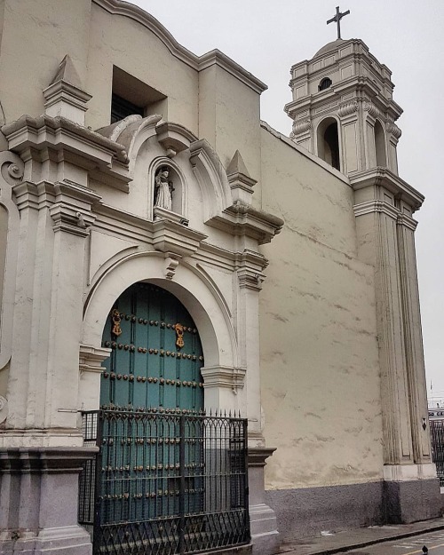 Fachada lateral de la Iglesia del Monasterio de Rosas de Santa María, mejor conocido como de Santa R