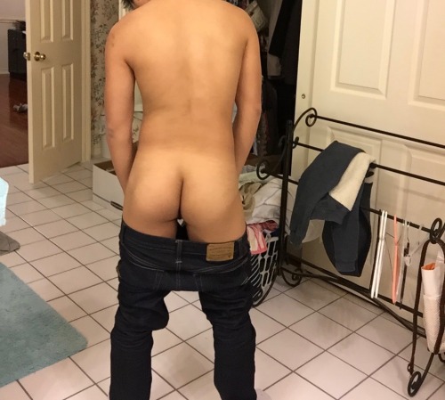 asian-buns:  I forgot to bring underwear to the gym so… commando!!!