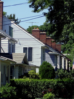 wanderingnewyork:  Houses in Broadway-Flushing,