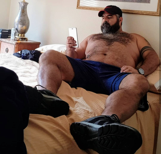 bear-hairy:  Déjanos tu comentario 🐻 . Rebloguea y comparte el contenido si te gustan las fotos. #Bear_Hairy