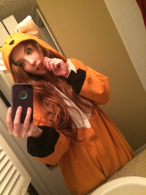 ero-hime:  It’s so cold in my apartment burrr 