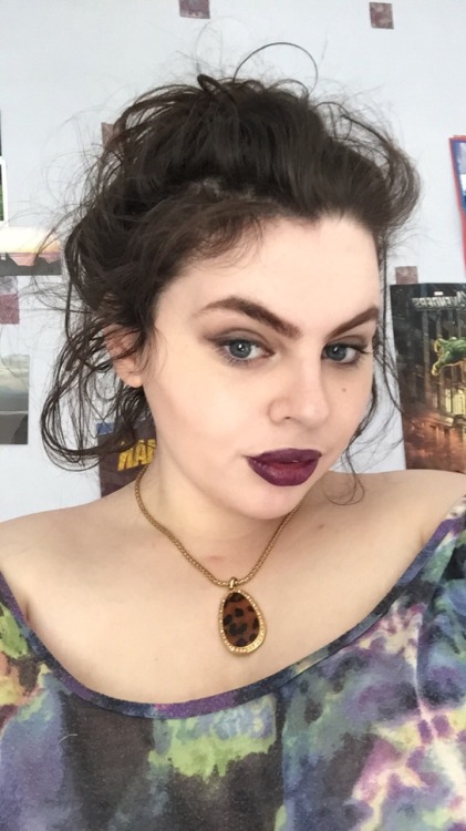 undereyelouisvuittons:90’s makeup with 60’s tiedye