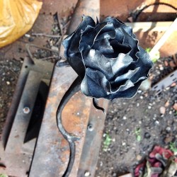 alecsteeleblacksmith:  Forged rose “a la Brazeal” from 1&quot; square stock and 5/8 round - made with tools and knowledge that are both conveniently available at www.blacksmithingtools.co.uk #forge #art #forgedtofinish  Damn that&rsquo;s beautiful!