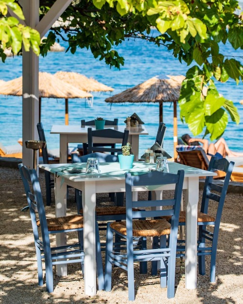 Time to grab a bite by the sea! Another beautiful spot on Alonissos island.www.alonissos.grHari (ins