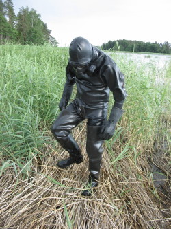 diverpup:  Wading thru mud! in full rubber   waders 