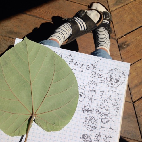 artkid:  little backpack, not so little leaf 🍃🍌 ig: isabellaspud 