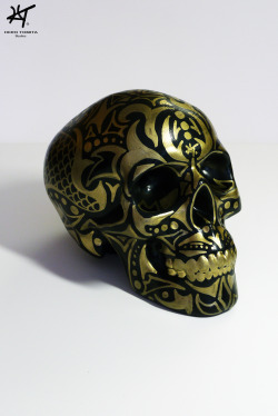 hiirotomitastudios:  &ldquo;Trinidad Brains&rdquo; Acrylic paint on porcelain skull. www.hiirotomita.com