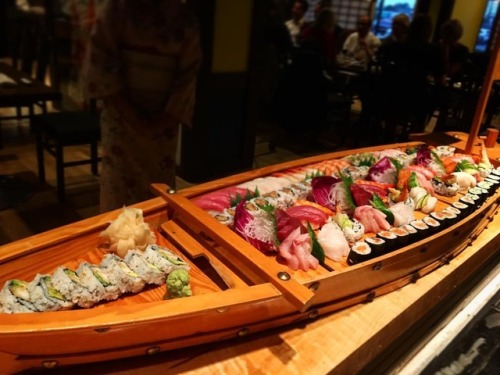 The big boat. #itadakimasu #toronto #japanesefood #sushi #sushiboat #sashimi #makimono #fish #tofood