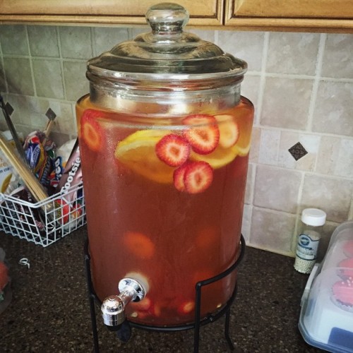 Made fresh brewed iced tea! #teavana #looseleaf #darjeelingdetriomphe #strawberrylemonade