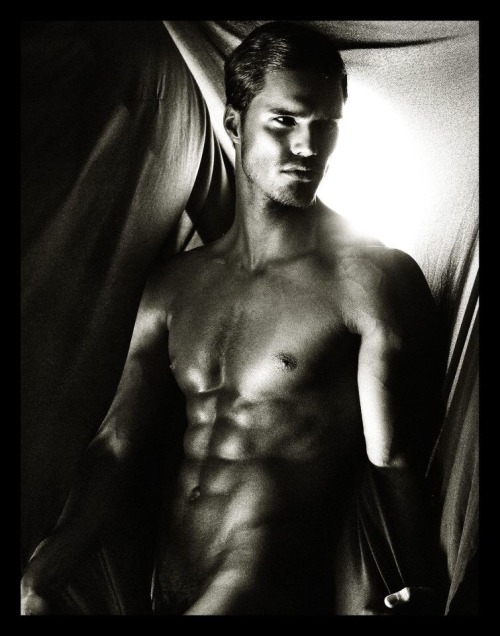 Smoldering hawt Gil Soares. Muito bonito, ele.