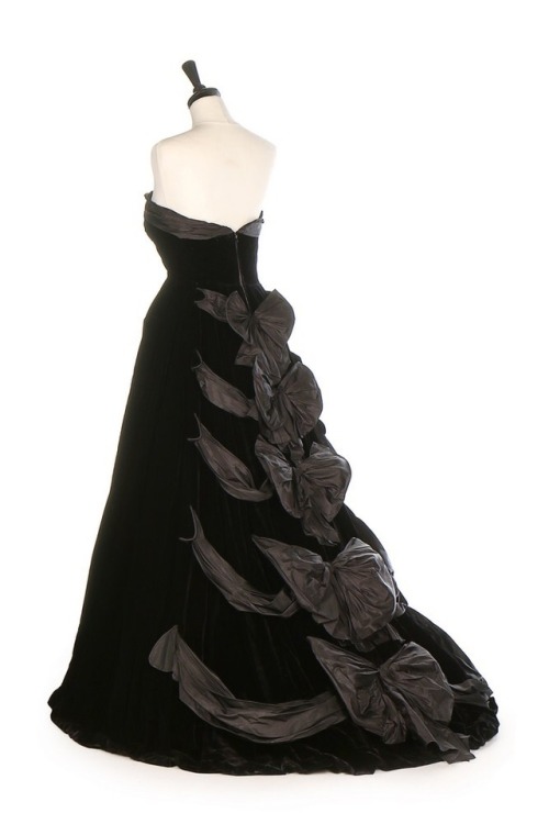 ravensquiffles: Pierre Balmain velvet evening gown 1953 Kerry Taylor Auctions