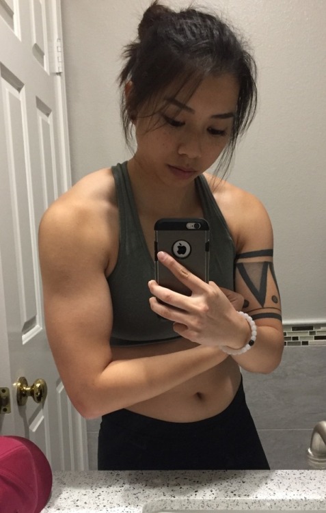 queertrashcan: joel-ellie: Mom: Stop lifting weights!! Your so wide! You’re not gonna find a m