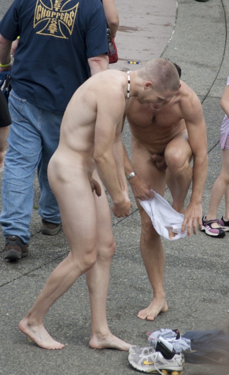 spycamdude2: gayamateurclub:  Hot Amateur Guys Having Fun in the street !  Like amateur gu