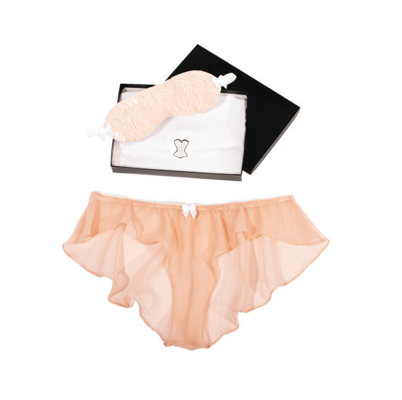 inlovewithburlesquelingerie:  Angela Friedman 