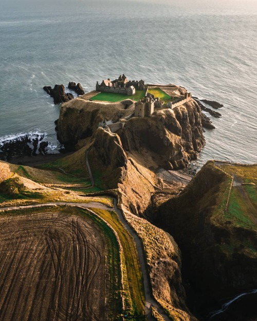 utwo: Dunnottar Castle Scottland © S C O T T 