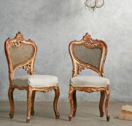 vint-agge-xx:RoccoGold trim furniture 1700s’I’m 100% certain that this is modern furniture that’s he
