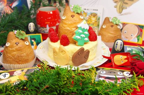 よいクリスマスイブを！クリスマスケーキはトトロの飾り付けです。