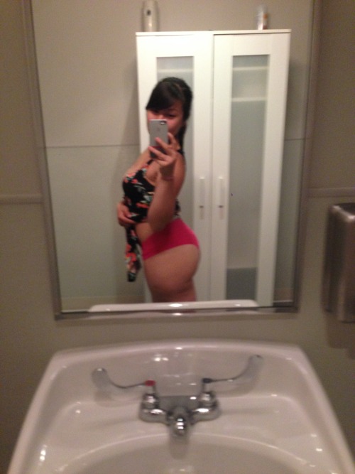 Porn photo HapaSnowWhite snaps a quick mirror selfie