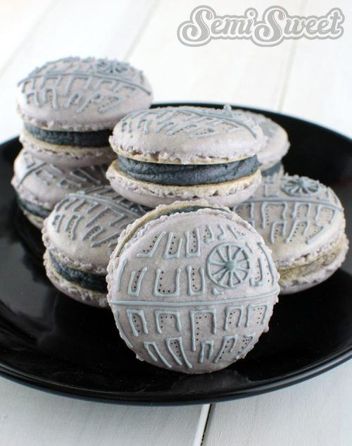 bonniegrrl:  This Death Star looks good enough to eat! These French confections are strong with the Force (and buttercream) thanks to food blogger Mike Tamplin. Read my interview with this food blogger on my CNET article! 