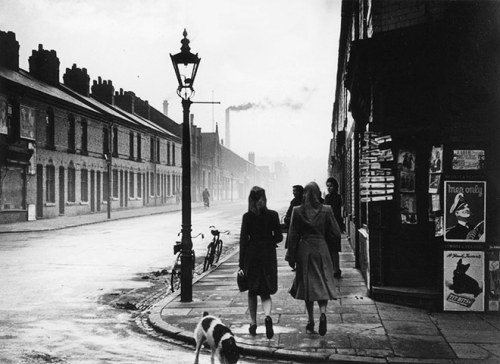 blackpicture: Bert Hardy Pretty Girls of Leicester. England (1948)