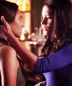 poursomelesbianhotsauceonit:The awkwardness of Emily’s kiss and hand placement amuses me but Talia’s