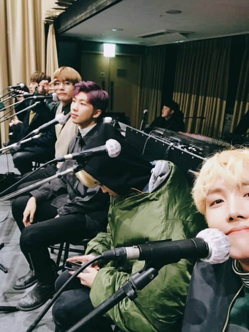 170211 J-Hope’s Tweet 연습중!!!!!!!!!!!!!!!!!! @-@v  (t.co/QpZzRXaSOi) Trans In the middl