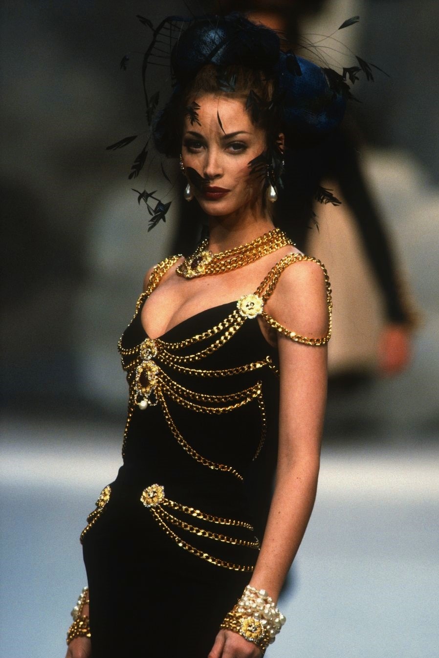 Christy Turlington at Chanel HC Spring 1992, featuring the iconic black  Chanel chain dress 🖤 Christy Turlington au Chanel HC Printemps…