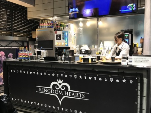 aitaikimochi: The Square Enix Cafe in Akihabara is having a limited time Kingdom Hearts cafe that will go from now until November 10th, 2017, and the decoration and food are AMAZING! All goods at the cafe are also super pretty, following the stain glass