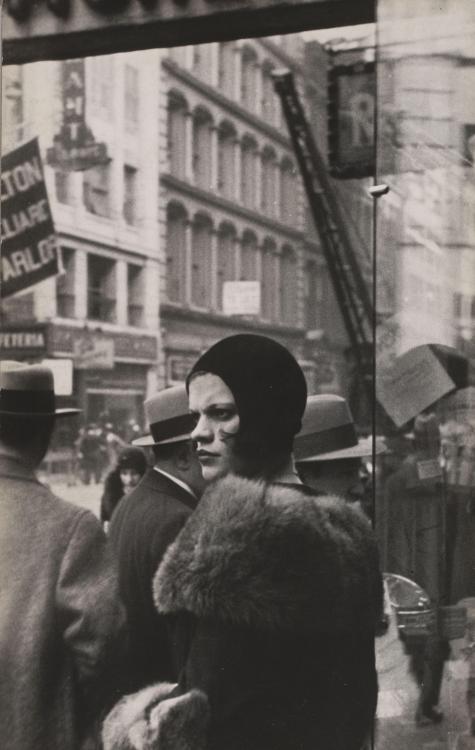 Walker Evans, Girl in Fulton Street, New York, 1929