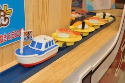 This fun toy set lets children experience conveyer belt sushi for the first time in the comfort of t