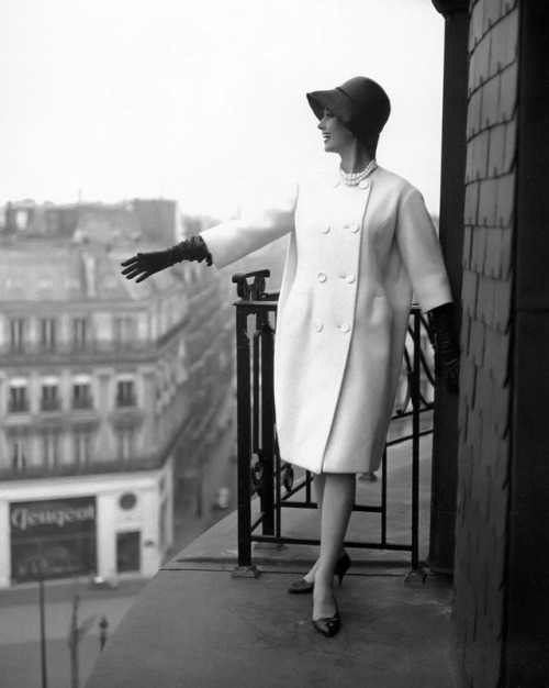 Marie-Hélène Arnaud with architecture for ELLE, March 3, 1958. Photograph by Georges Dambier.Arnaud 