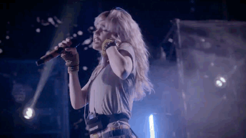 grimes-claireboucher:Grimes on Coachella 2016, April 23.