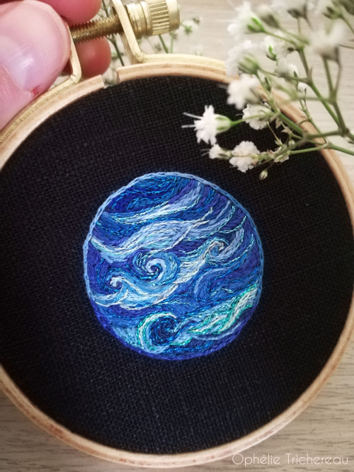 &ldquo;Neptune&rdquo;Hand embroidery.DMC embroidery threads on linen.Frame : 8cm in diameter