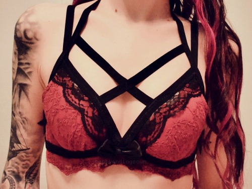 happyendingscum:  suddenly the top looks better over bra