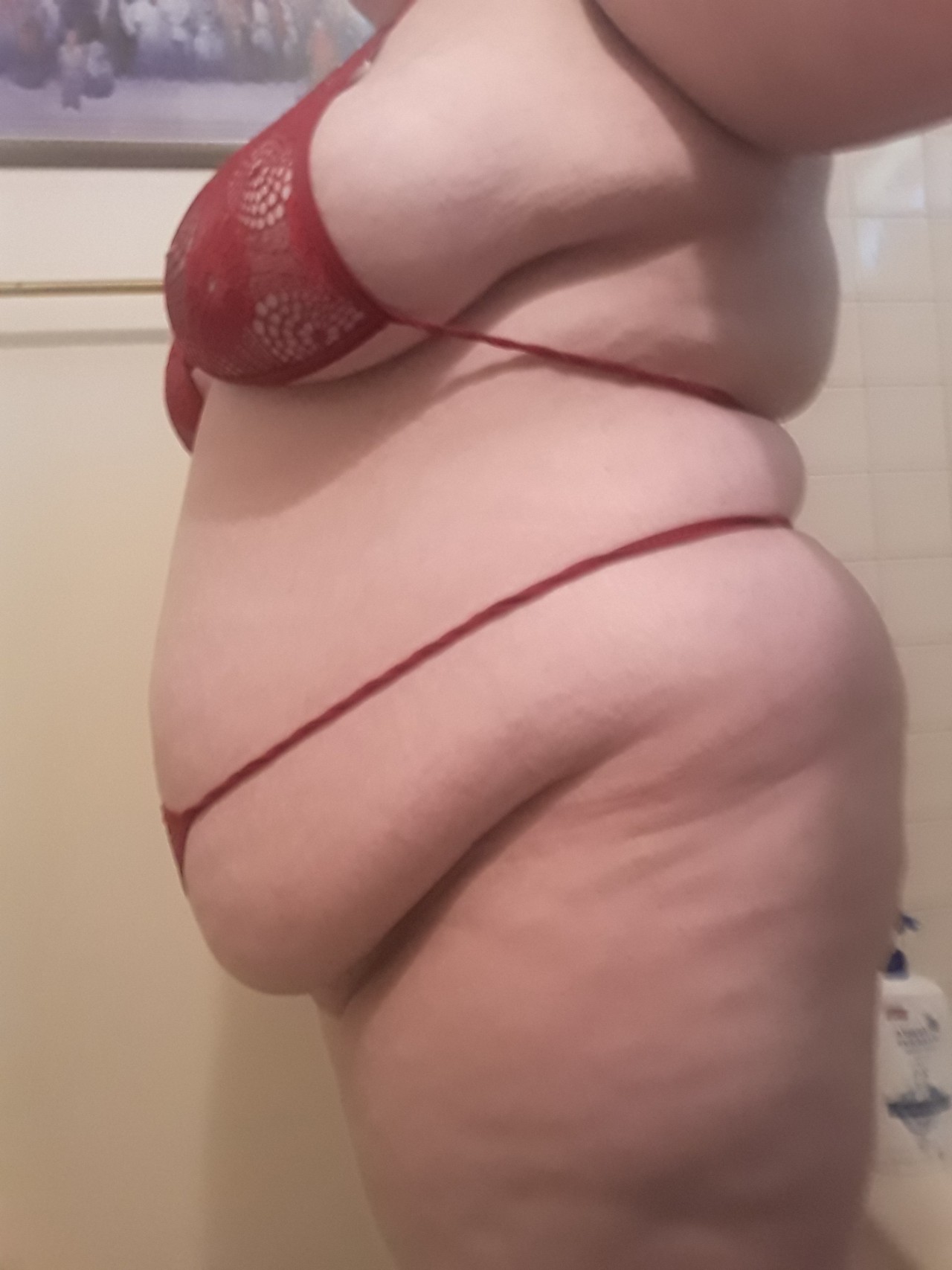 bbwstonerr:Before and after I did a bloat this morning 💋