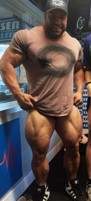 Joshua Lenartowicz (@kingofthegym_jl)